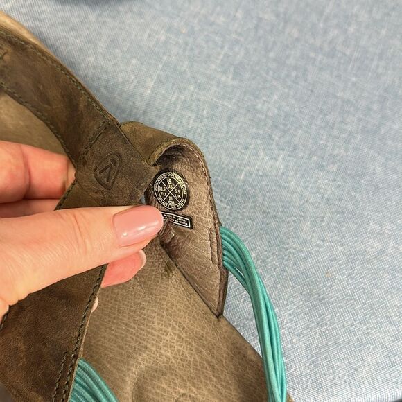 KEEN Dauntless Posted T-Strap Leather Taupe Sandals Size 8 - Picture 9 of 9